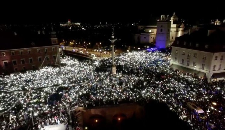"Ми залишаємося в ЄС": У Польщі відбулися мітинги проти потенційного виходу країни з Євросоюзу. ВІДЕО+ФОТОрепортаж