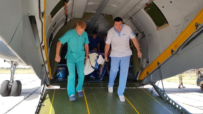 Борт із 24 пораненими українськими воїнами прибув до Одеси, троє - важких, - волонтер Танцюра 01