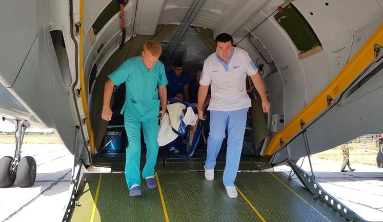 Борт із 24 пораненими українськими воїнами прибув до Одеси, троє - "важких", - волонтер Танцюра. ФОТОрепортаж