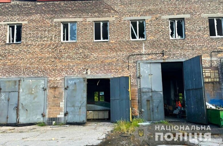 Последствия обстрелов рашистами Запорожья и области: разрушение предприятия и жилых домов. Есть погибшие и раненые 02