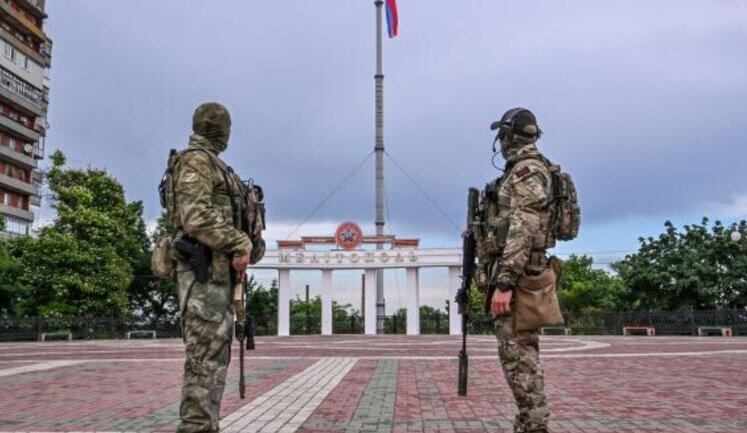 Після отримання російського паспорта в окупованому Мелітополі чоловіків "мобілізуватимуть" в армію РФ. ВIДЕО
