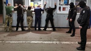 СБУ разоблачила таможенников, обложивших "данью" въезжающих в Украину граждан. ФОТО