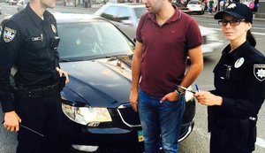 Патрульная полиция в центре Киева остановила нардепа Парасюка за нарушение ПДД. ФОТО