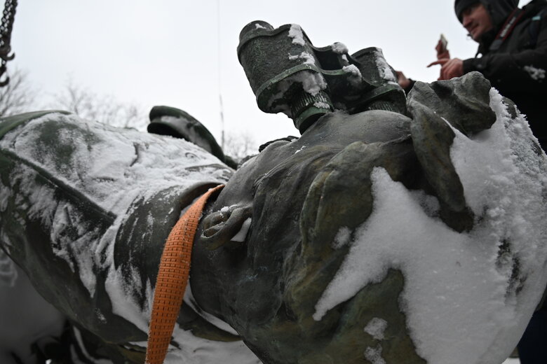 Демонтаж памятника Щорсу в центре Киева 42