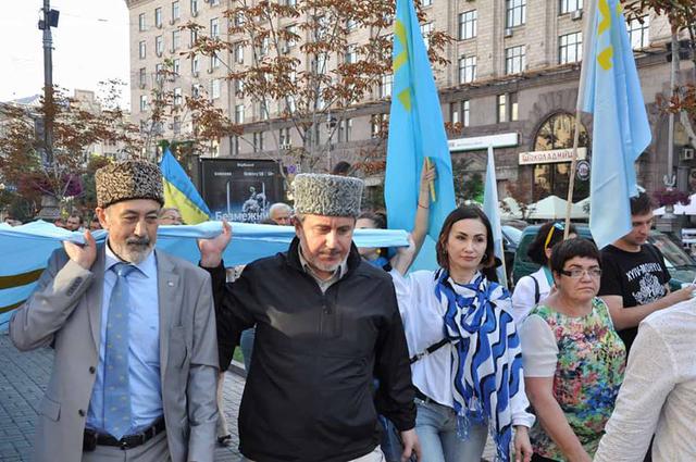 День крымскотатарского флага отметили праздничным шествием в центре столицы 18 День крымскотатарского флага отметили праздничным шествием в центре столицы 18