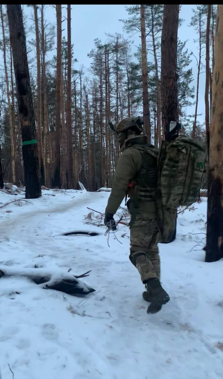 Командир снайперів Влад, позивний Санта: Проміж крапель ходжу поки. Бронік надирявили мені, таке було… 18