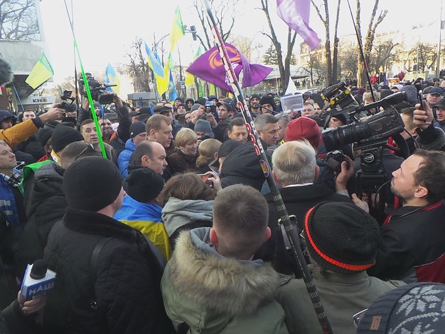 Митингующие против рынка земли установили под Радой палатки 14