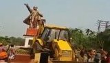 В Индии снесли экскаватором памятник Ленину. ВИДЕО