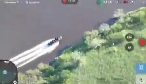 Лодка с российскими штурмовиками на полной скорости движется по воде и после взрыва разлетается на куски. ВИДЕО