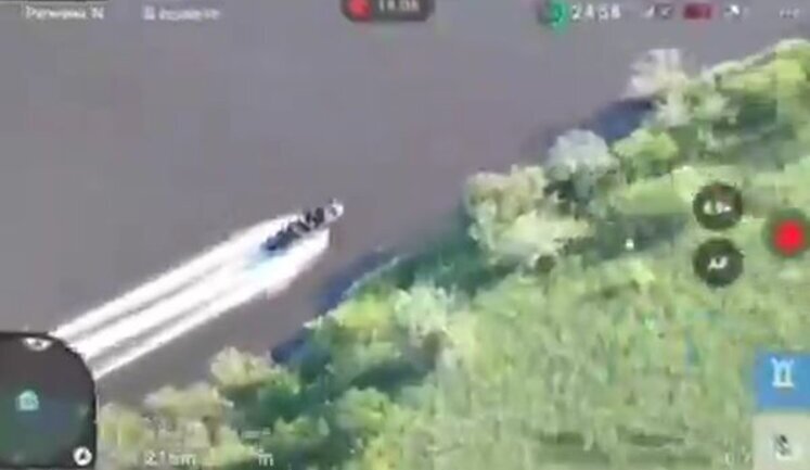 Лодка с российскими штурмовиками на полной скорости движется по воде и после взрыва разлетается на куски. ВИДЕО
