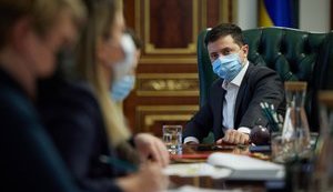"Понеділок. Ранок. Банкова": Зеленський проілюстрував старим фото пост про свій перший робочий день у новому році. ФОТОрепортаж