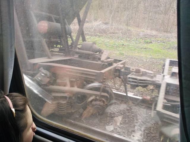Вантажний потяг зійшов із рейок під Маріуполем 02