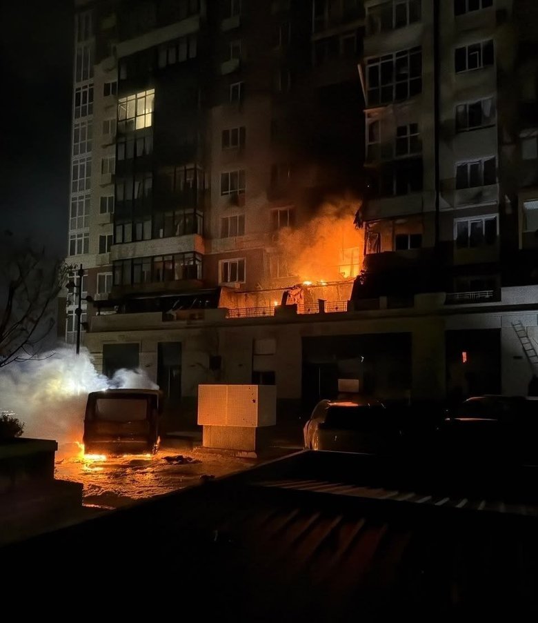 Після падіння БпЛА в Умані виникла пожежа в багатоповерхівці, зруйновано сторожову будівлю та загорілися торговельні склади