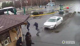 В парке "Межигорье" гражданин Саудовской Аравии на полном ходу въехал в кассу для продажи билетов, - Нацполиция. ВИДЕО