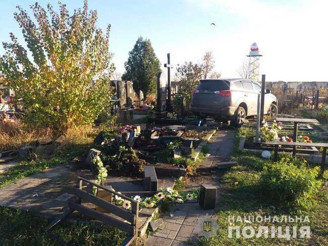 Священик позашляховиком пошкодив десять могил на кладовищі в Харківській області, - Нацполіція 01