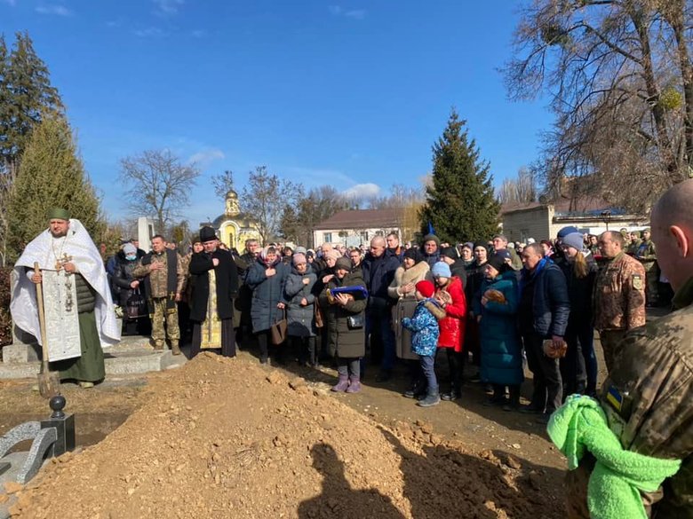 На Вінниччині попрощалися із загиблим внаслідок російського обстрілу воїном 56-ї ОМПБр Денисом Кононенком 32