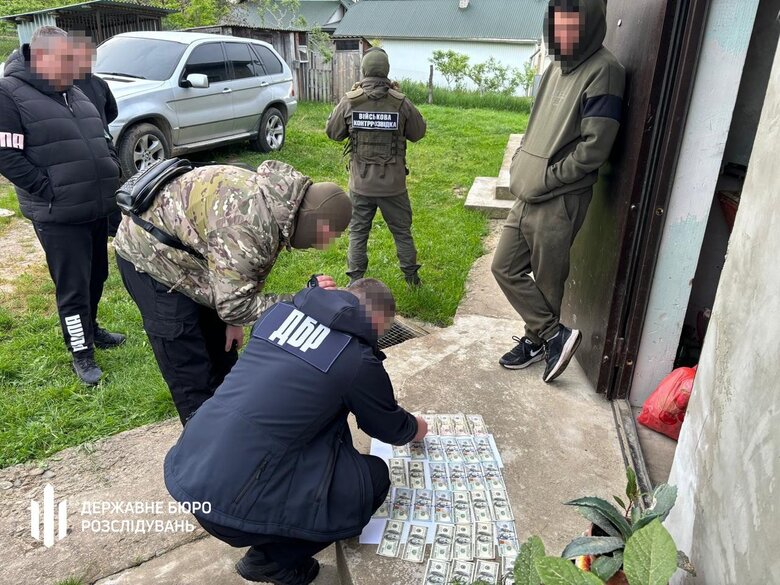 ДБР затримало правоохоронця, який переправляв ухилянтів за кордон