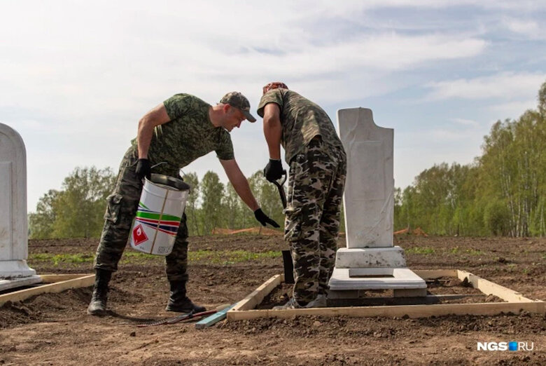 В Росії провели конкурс із прикрашання могил 04