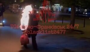 Охваченный огнем мужчина шагает по центру Ивано-Франковска. ВИДЕО