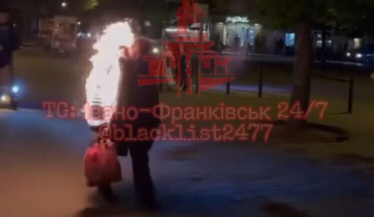 Охваченный огнем мужчина шагает по центру Ивано-Франковска. ВИДЕО