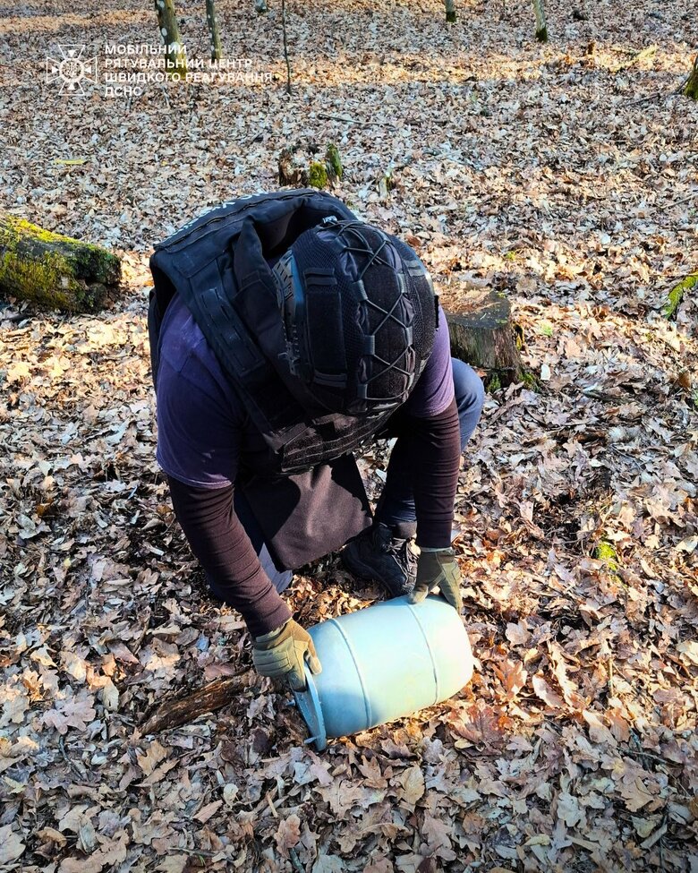 Bomb disposal experts remove a warhead of a Geran-2 UAV