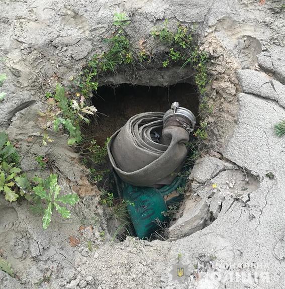 Групу чорних копачів, які незаконно видобували бурштин і нападали на поліцейських, затримано в ході спецоперації на Рівненщині 02