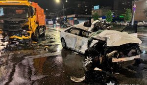 Автомобиль выехал на встречную полосу и столкнулся с грузовиком в Киеве: есть пострадавший. ФОТО