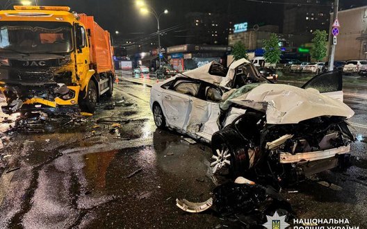 Авто виїхало на зустрічну смугу та зіштовхнулось із вантажівкою у Києві: є постраждалий. ФОТО