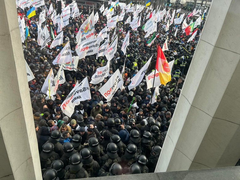 Митингующие SaveФОП пытаются прорваться к зданию ВР 06
