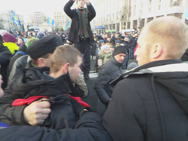 Во время вече на Майдане поймали провокатора: он бросил в сторону сцены несколько яиц 06