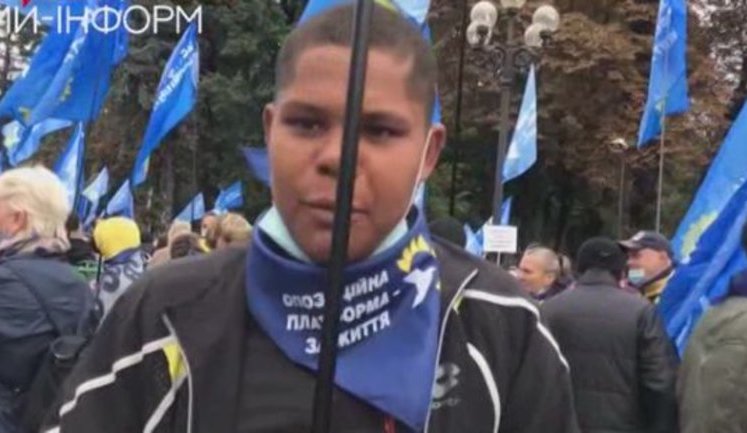 ОПЗЖ набирает в массовку на митинг под ВР иностранцев, не знающих ни русского, ни украинского языка: "На что только не идут деньги российских налогоплательщиков". ВИДЕО