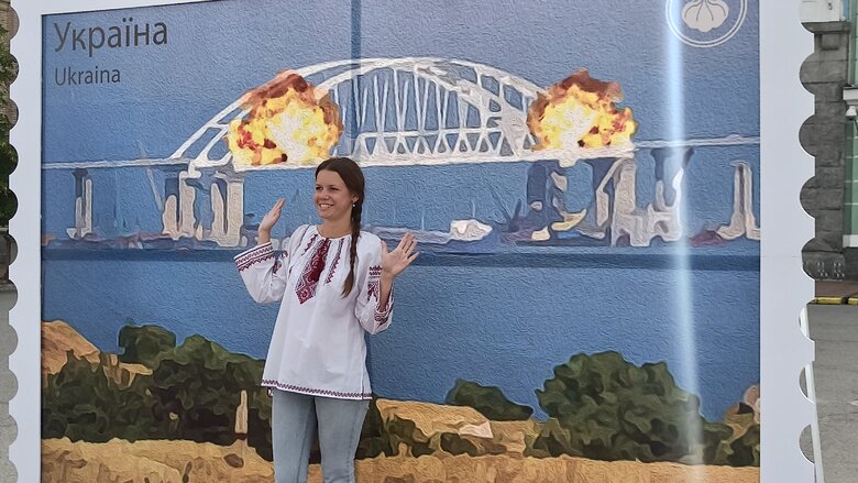 Уличная выставка Бей оккупанта! открылась на Контрактовой площади. Среди локаций - Дартс-держZрадник и Хлопок над крымским мостом 14