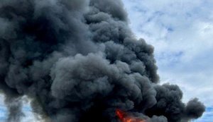 РФ ударила балістикою по Дніпровському району: горять склади АТБ, восьмеро постраждалих (оновлено) .ВІДЕО