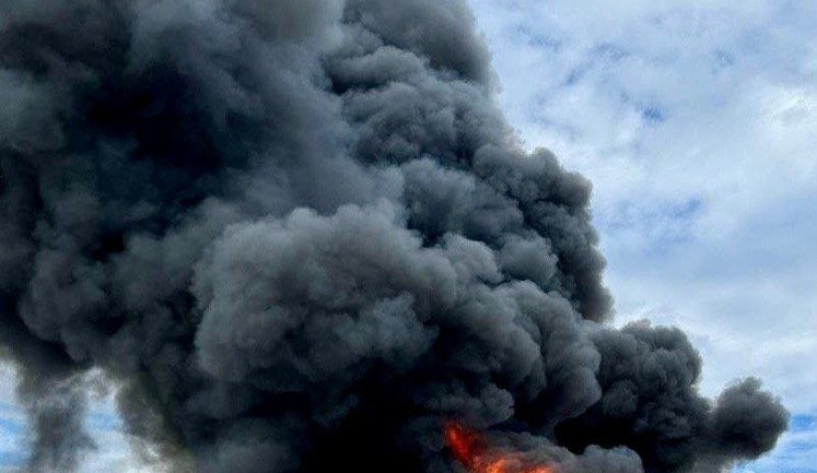 РФ ударила балістикою по Дніпровському району: горять склади АТБ, восьмеро постраждалих (оновлено) .ВІДЕО