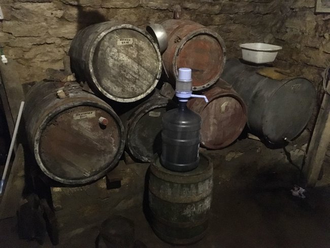 Кустарне виробництво фальсифікованого вина ліквідували на Миколаївщині 02