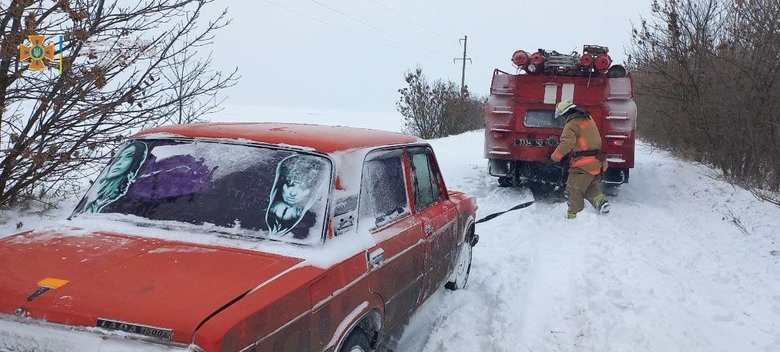 Рятувальники ліквідовують наслідки негоди на дорогах України 04