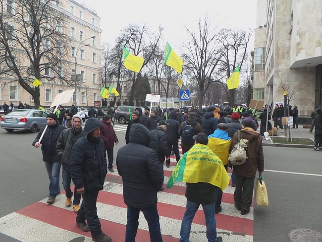 Вимагаємо референдум, - мітингувальники проти ринку землі перекрили кілька вулиць біля Верховної Ради 15