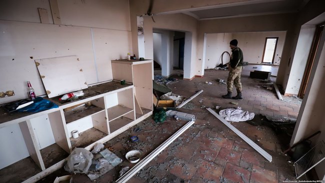 Beach rigged with mines, not a single undamaged building: journalists show embattled Shyrokyne village 10