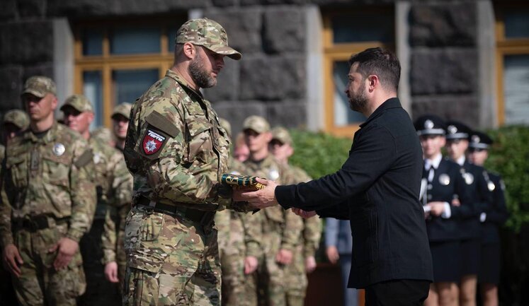 Зеленський вручив стрічку відзнаки "За мужність та відвагу" бригаді Нацполіції "Лють". ФОТОрепортаж