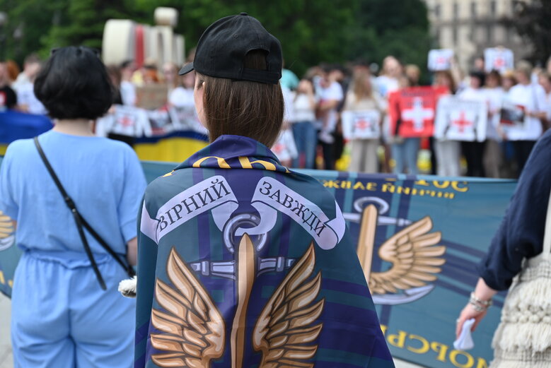 Акція на підтримку полонених військових медиків відбулася на Майдані Незалежності 15