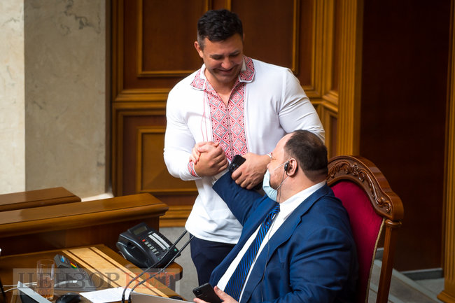 Шмигаль доповідає в напівпорожньому залі, Тищенко погрожує пальцем Арахамії, Васильєв і Ананченко ділять 6,7 млн, - день роботи Ради 16 липня 23 Шмигаль доповідає в напівпорожньому залі, Тищенко погрожує пальцем Арахамії, Васильєв і Ананченко ділять 6,7 млн, - день роботи Ради 16 липня 23