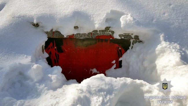 Вандалы облили красной краской памятник УПА в Харькове 01