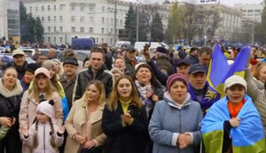 Люди співають гімн України на головній площі Херсону в прямому ефірі CNN. ВIДЕО