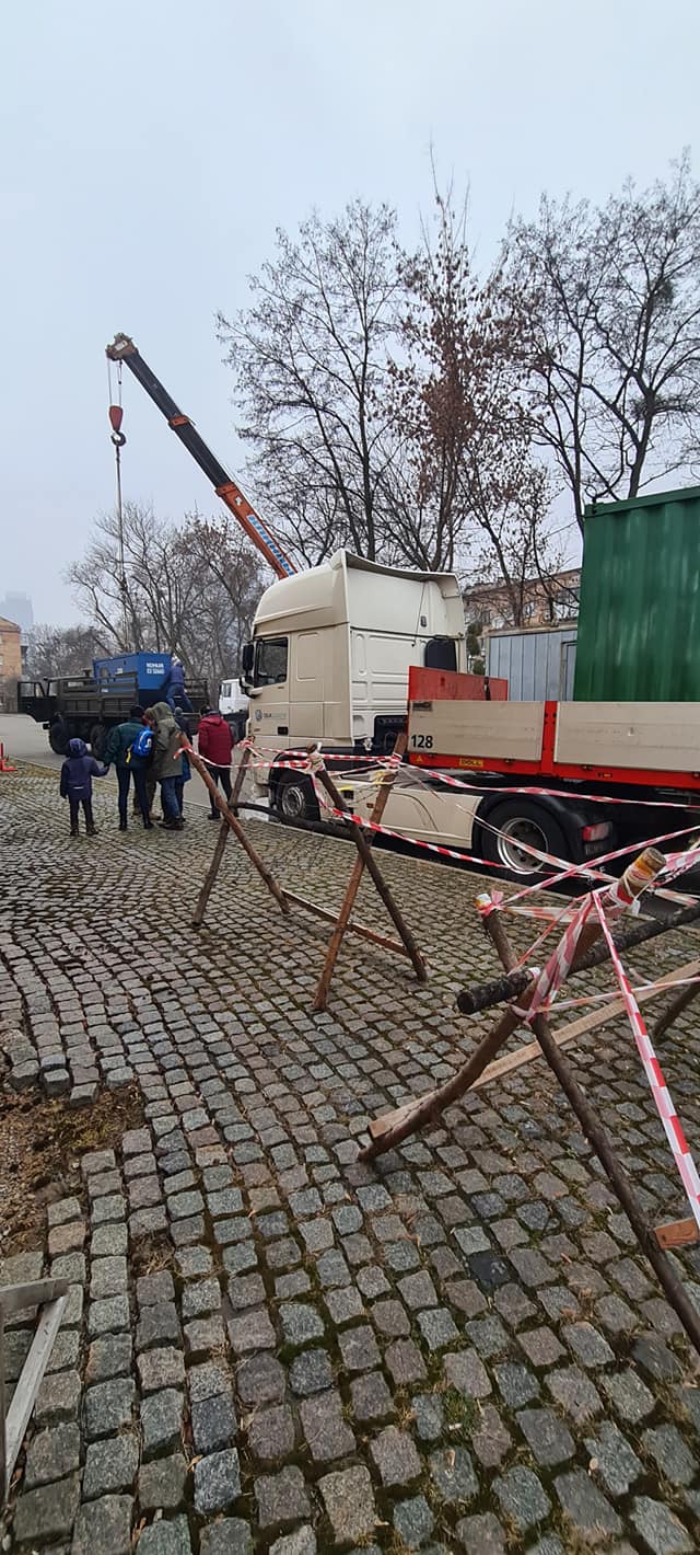 Волонтери передали Головному військовому клінічному госпіталю генераторну станцію, - волонтерка Солошенко 02