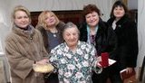 "Урочисте вручення батона в норкових шубах": депутатки-єдинороски в окупованій Керчі подарували ленінградським блокадникам хліб і медалі. ФОТОрепортаж
