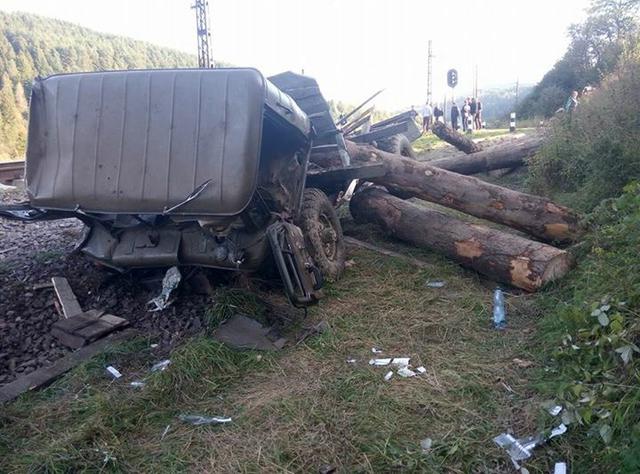 Электричка снесла грузовик на переезде во Львовской области 04
