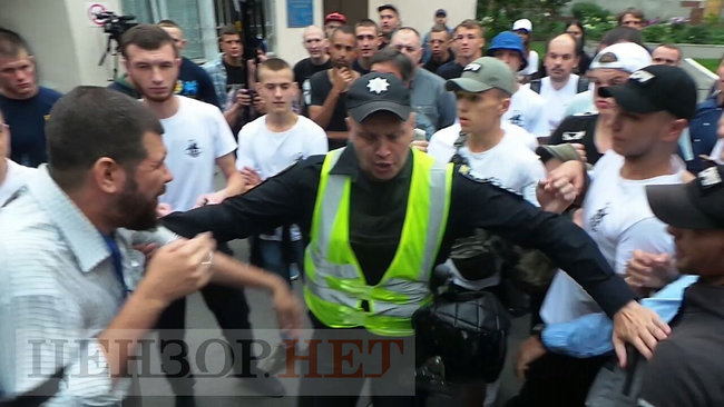 Активісти C14 побилися із журналістом Громадського Бурдигою під будівлею Голосіївського суду 15