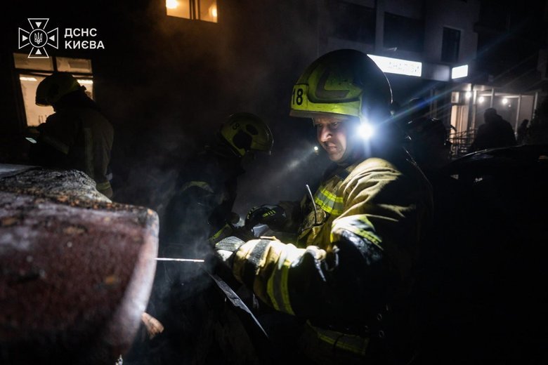 Нічна атака на Київ: у двох районах спалахнули пожежі, є постраждалий