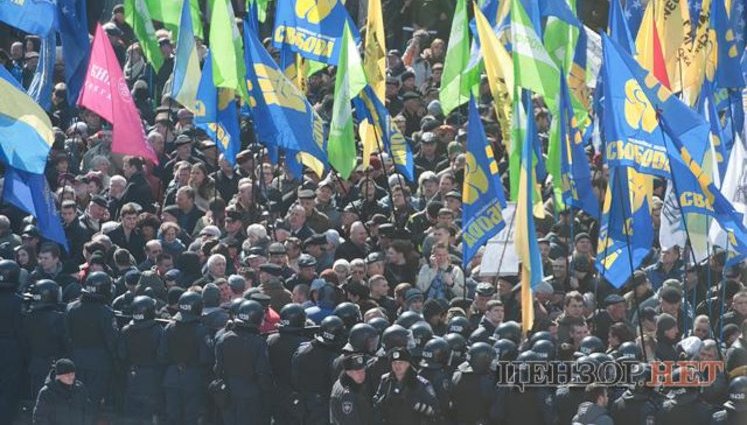 Регионалы, "тушки" и Ляшко серьезно пострадали от снежной атаки под Радой. ВИДЕО