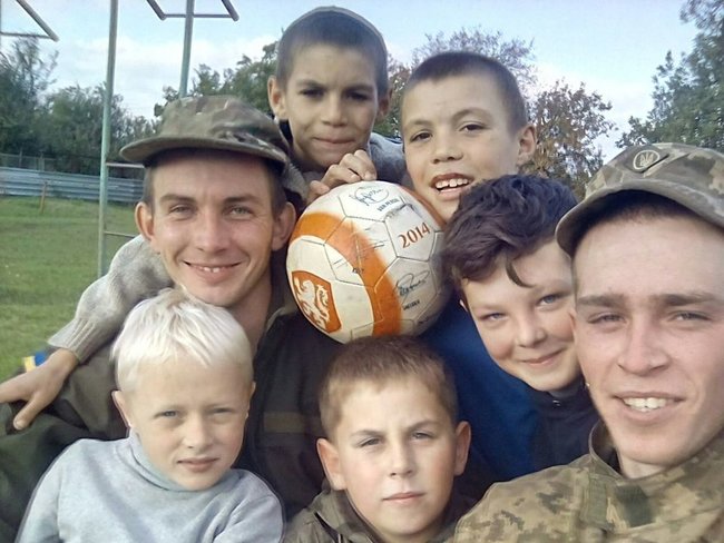 Не треба дивитися на мій одяг, хай люблять мою душу, - історія життя загиблого морпіха Дмитра Захарова 07